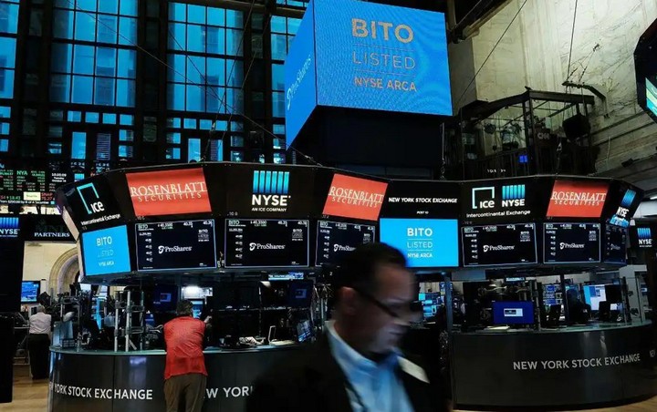 8 亿中国人不知道的赚钱逻辑：标普 500、纳指年化 10%，定投能破波动难题