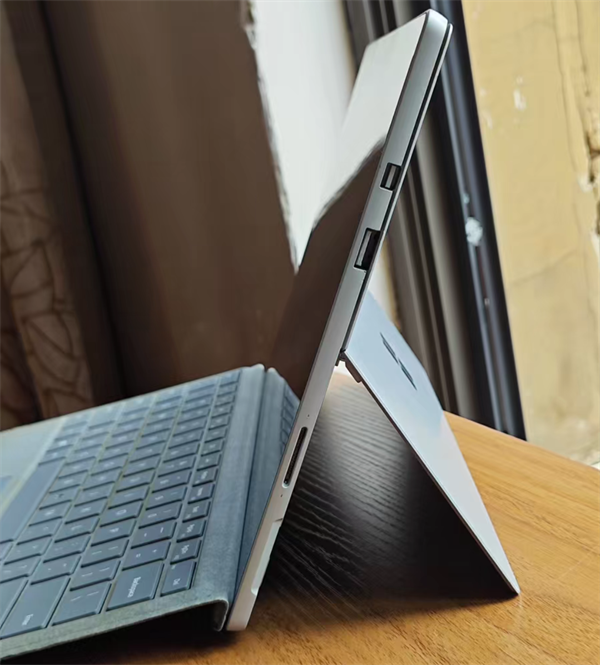 六七百元拿下i5-7300U二合一windows平板，12.3英寸触控显示屏，X86平台软件多，双扬声器+双麦克风