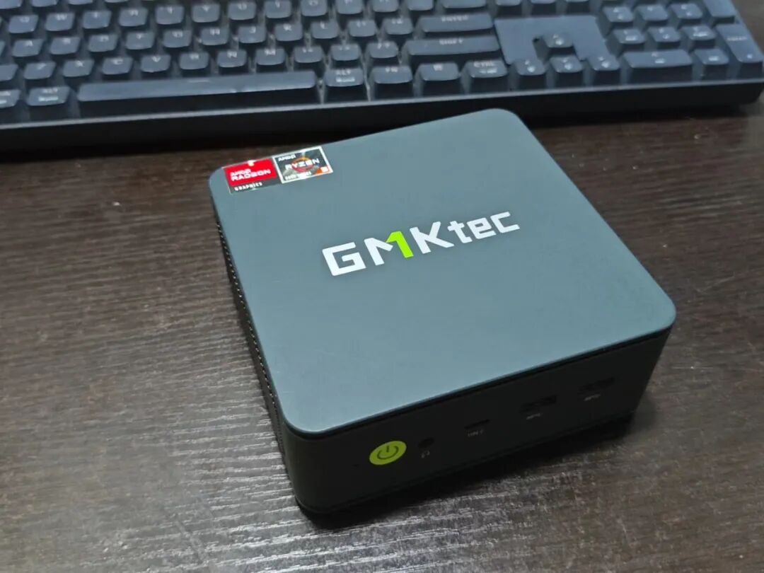 某鱼流出900元迷你主机准系统，整机跑分超120W，2.5g双网口，双盘位最大8TB，还带全功能C口，真电竞性能猛兽！