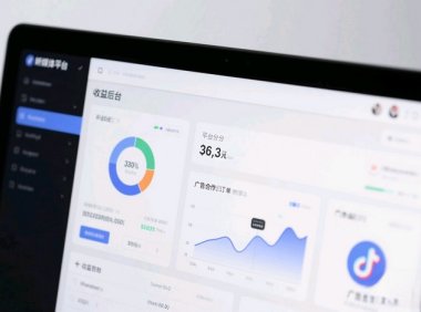 普通人搞自媒体赚钱?3种玩法让你从月入三千到。。。